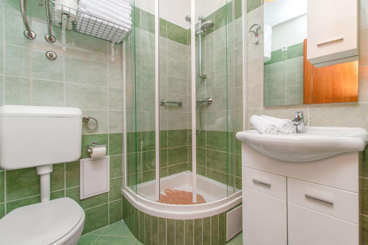 Apartments Mira Омиш Экстерьер фото
