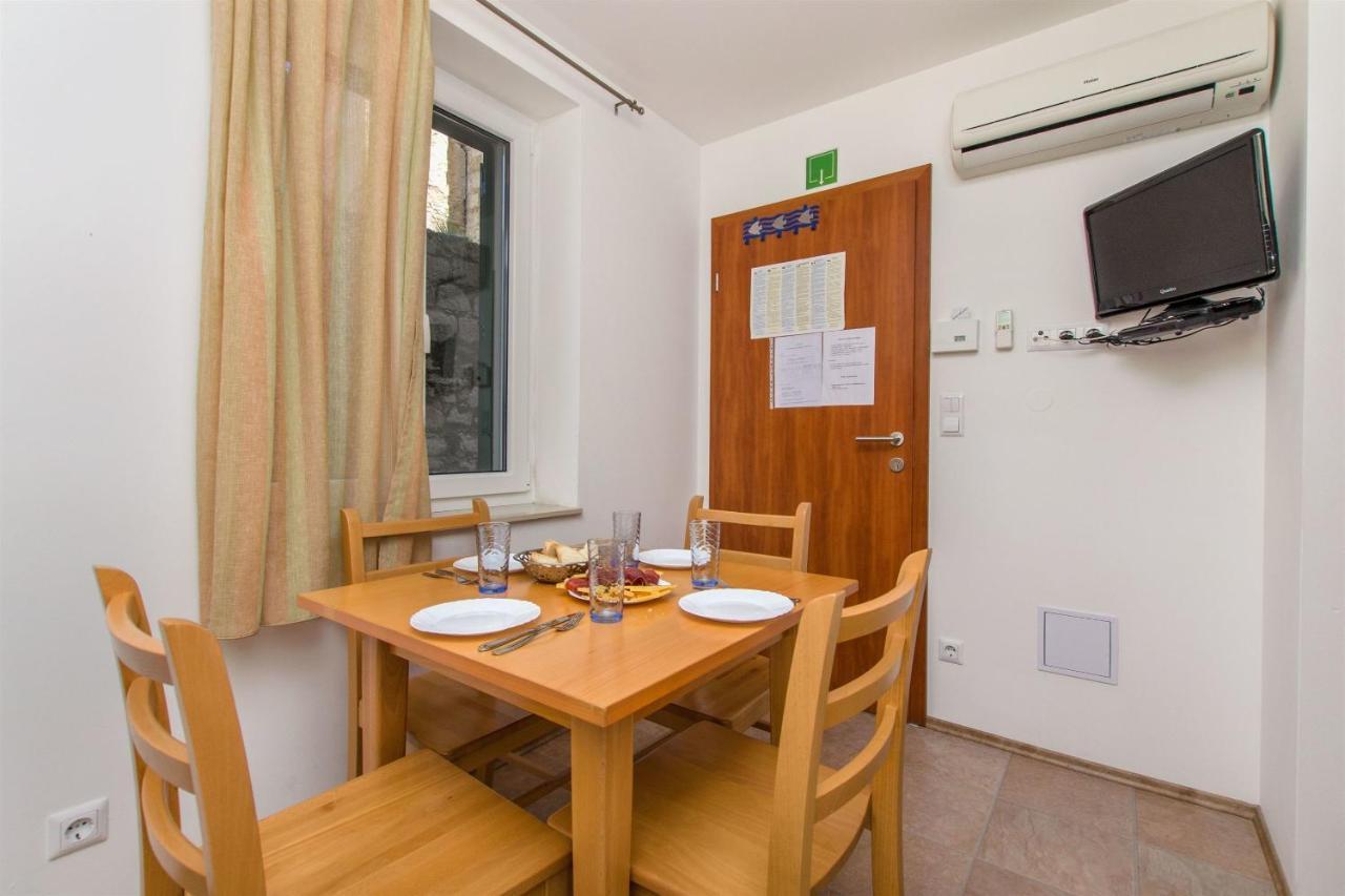 Apartments Mira Омиш Экстерьер фото