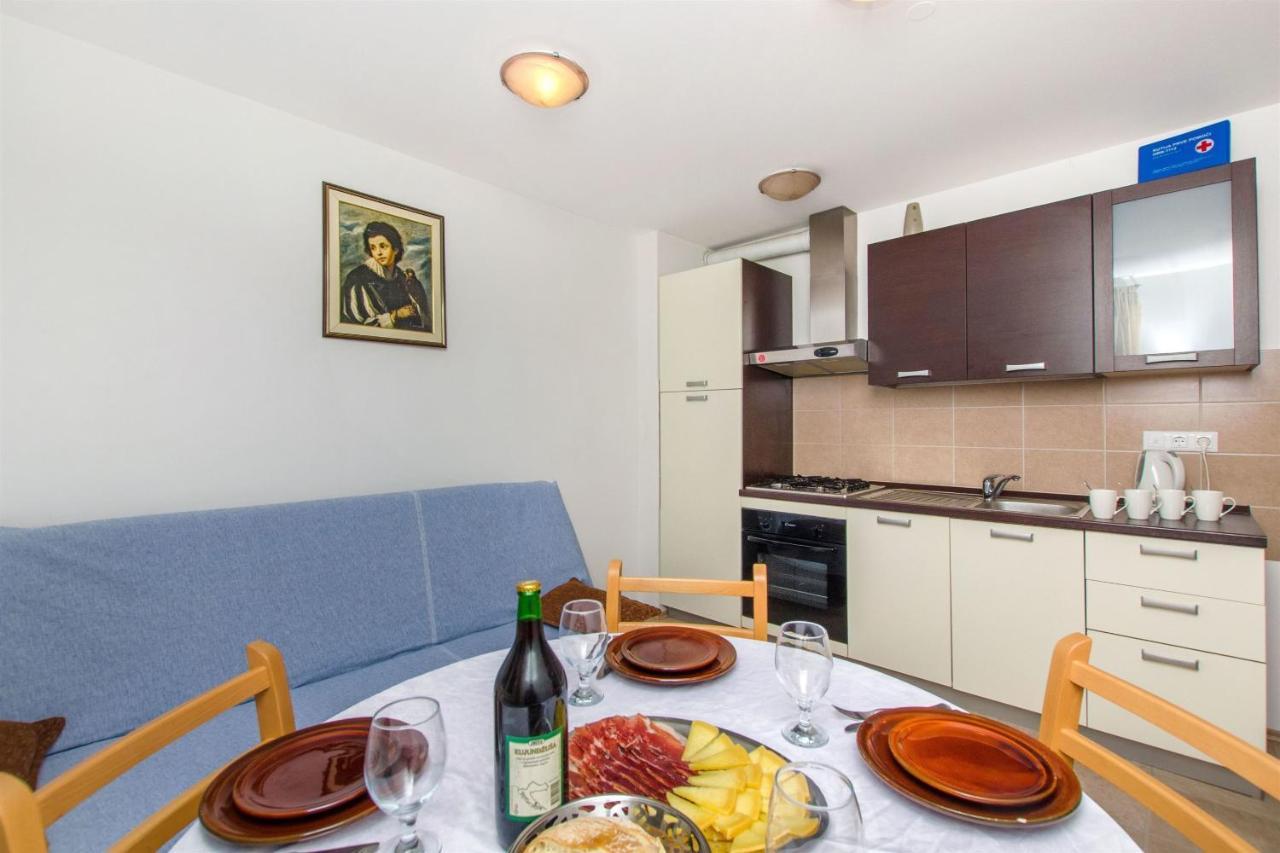 Apartments Mira Омиш Экстерьер фото