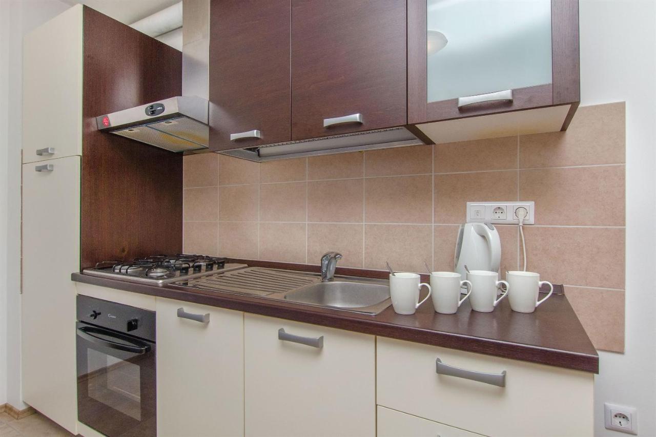 Apartments Mira Омиш Экстерьер фото