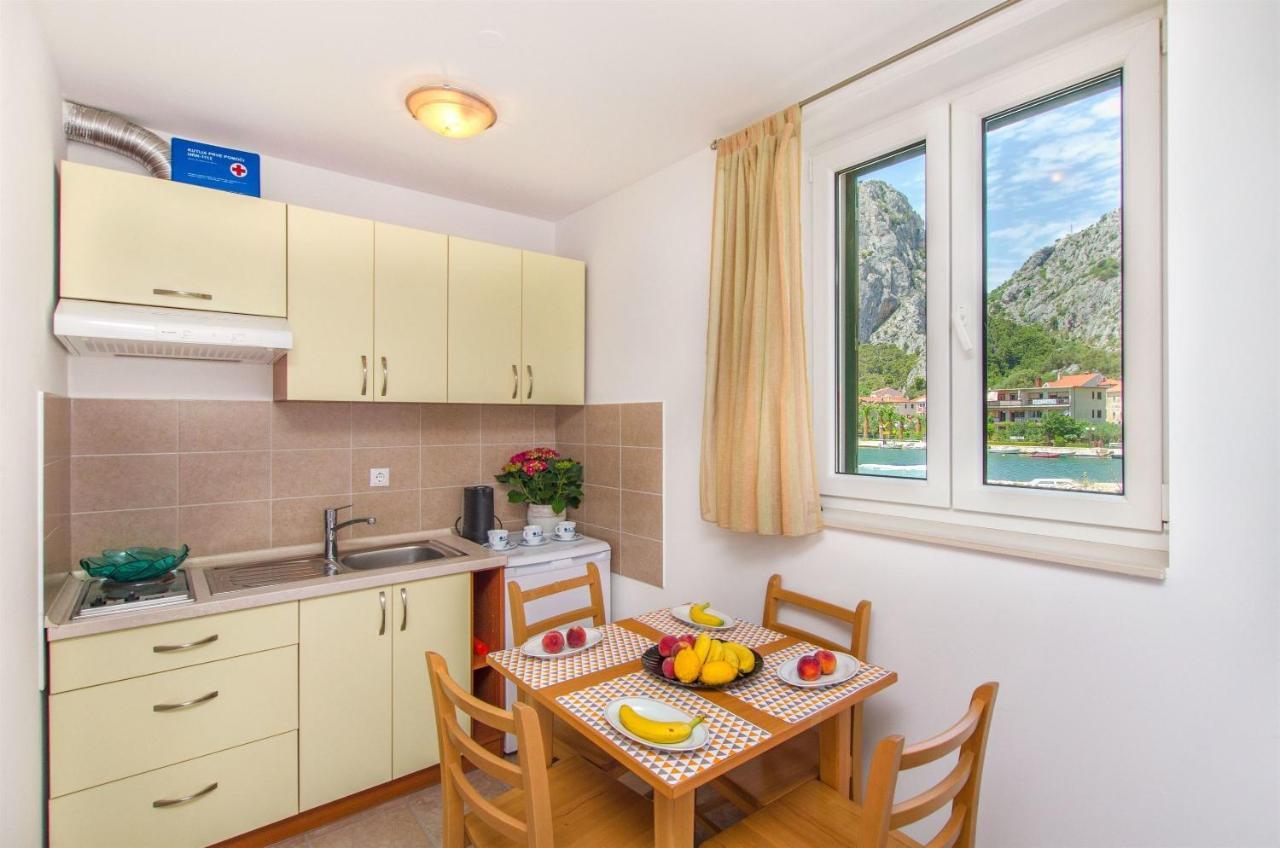 Apartments Mira Омиш Экстерьер фото